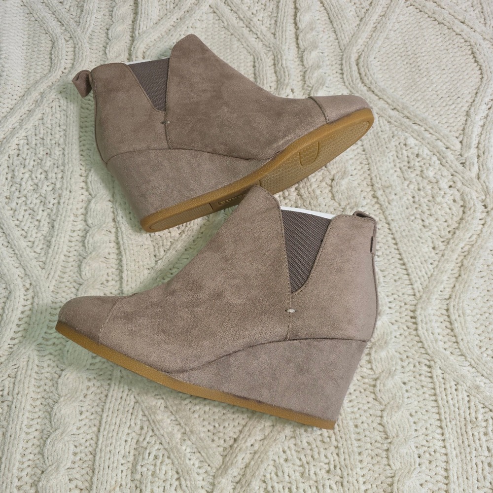 Dunes Zoey Wedge Ankle Boots Chelsea Booties Taupe Faux Suede Womens 8M NEW